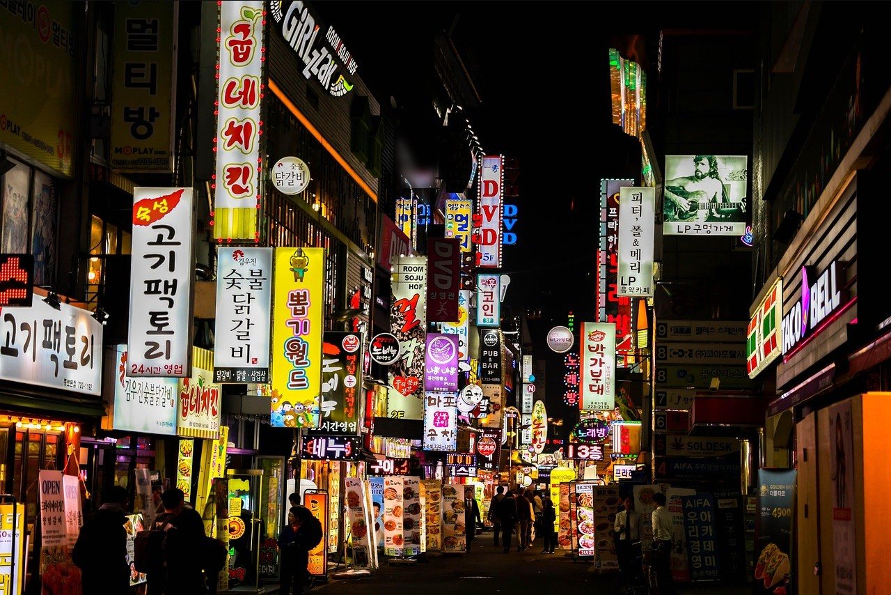 간판이 가득한 밤거리