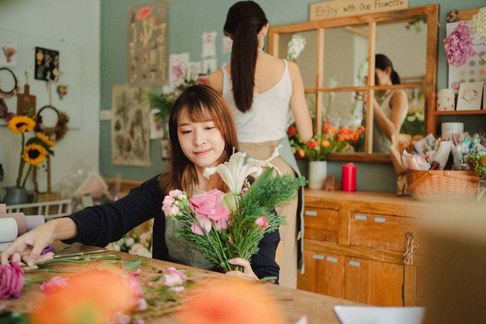 꽃 작업장에서 꽃다발을 만드는 플로리스트 · 참고 사진